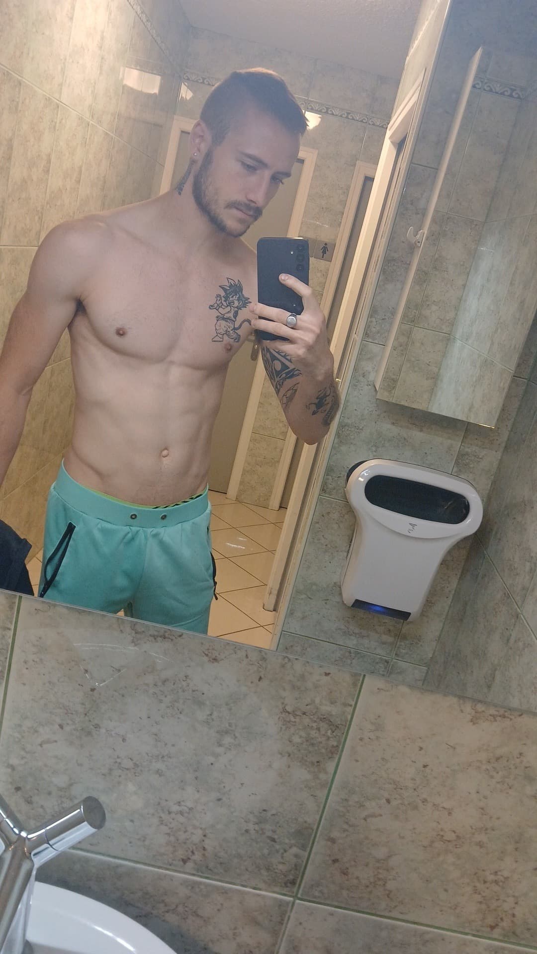 Profil de Adel, 23 ans, Rencontre sex à Fahy (Jura)